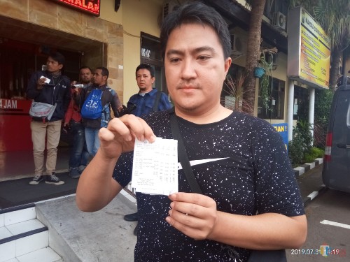Suami korban yang menunjukan struk palsu yang dibuat oknum penipu online pesan grab food (Anggara Sudiongko/MalangTIMES)