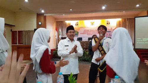 Wali Kota Malang Sutiaji (tengah) saat bernyanyi bersama anak-anak dalam kegiatan Forum Anak Kota Malang. (Pipit Amggraeni/MalamgTIMES)