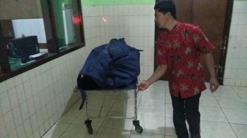 Jenasah korban kecelakaan maut saat dievakuasi ke kamar mayat RSSA Malang (Foto : PMI Kabupaten Malang for MalangTIMES)