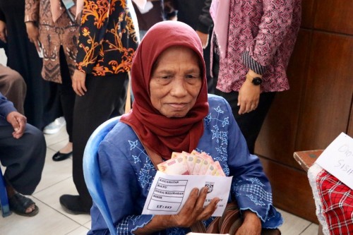 Salah satu lansia yang menerima bantuan insentif di di Gedung LVRI, Jalan Sultan Agung, Kecamatan Batu, Kamis (1/8/2019).