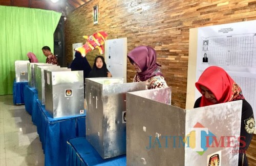 Beberapa warga saat memberikan pilihannya di bilik suara pada Pilkades Kota Batu 2018 lalu. (Foto: Irsya Richa/MalangTIMES)