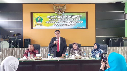 Wakil Wali Kota Malang Sofyan Edi Jarwoko (berdiri) saatRapat Forum Komunikasi Karang Werdha Kota Malang saat menghadiri Fasilitasi Kegiatan Karang Werdha Tahun Angkatan 2019, Kamis (1/8/2019) (Pipit Anggraeni/MalangTIMES).