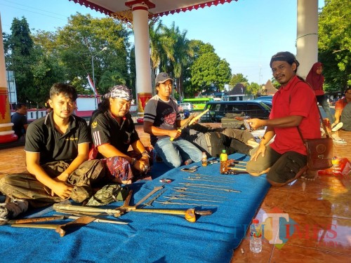Paguyuban Tosan Aji Panji Patria Edukasi Masyarakat Tentang Keris.(Foto : Malik Naharul/BlitarTIMES)