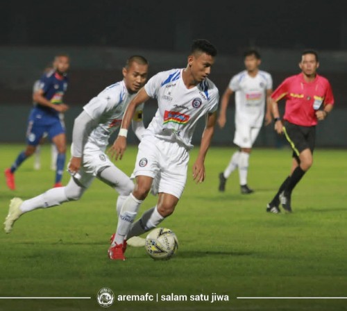 Rifaldi Bawuoh saat menguasai bola (official Arema FC)