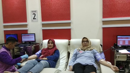 Warga tengah mendonorkan darahnya di UTD PMI Kota Malang. (Foto: Nurlayla Ratri/MalangTIMES)