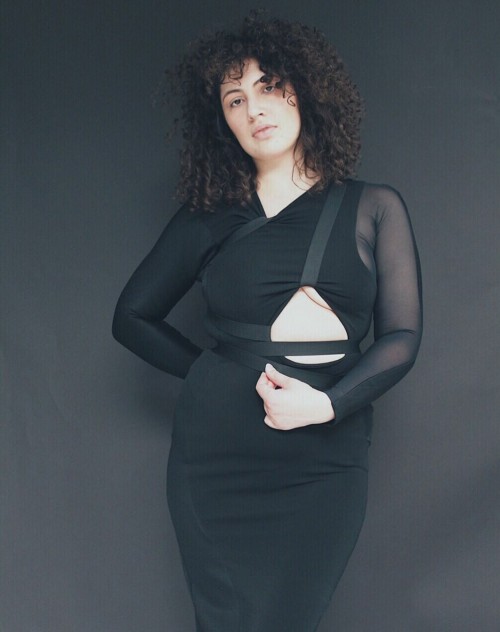 Kreasi baju yang menonjolkan lemak tubuh (Foto: Instagram/@karolinevitto)