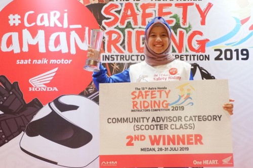 Afril Zuzu Puspita, pelajar kelas XII SMAN 8 Kediri, menunjukkan capaian yang gemilang dengan menjadi terbaik kedua pada kategori advisor komunitas keas skutik. (Foto: Ist)