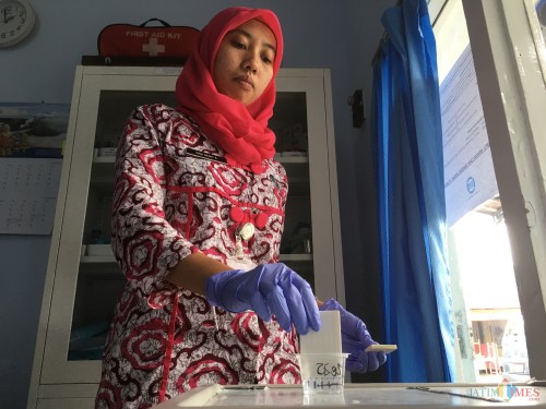 Ilustrasi petugas BNN Kabupaten Malang saat melakukan tes urin terhadap peserta rehabilitasi (Foto : Ashaq Lupito / MalangTIMES)