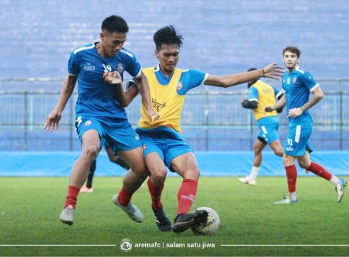 Hanif Sjahbandi (paling kiri) saat latihan bersama tim Arema FC. (official Arema FC)