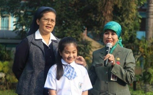 (dari kiri ke kanan) Kepala SDK Santa Maria II Sr Veronique Marie SPM, Izabelle Kurniawan (Kiara), dan Kadindik Kota Malang Dra Zubaidah MM. (Foto: Humas)