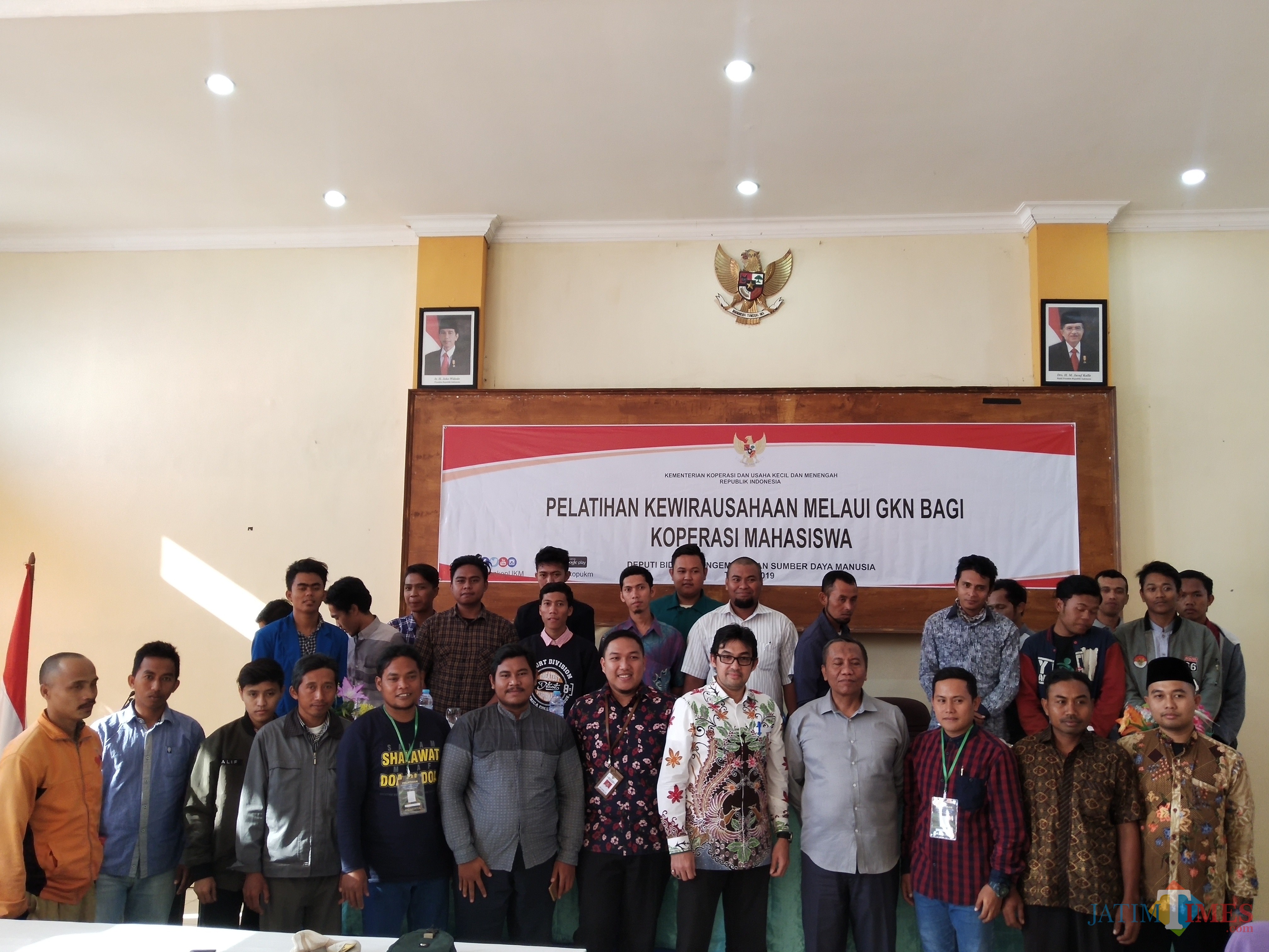 Peserta pelatihan wirausaha foto bersama dengan Direktur NKI, Kadis Koperasi dan Kabid Pemberdayaan Kewirausahaan Kementrian Koperasi dan UKM RI (Foto Heru Hartanto/Situbondo TIMES)