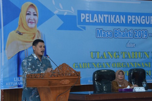 Wali Kota Kediri Abdullah Abu Bakar memberikan sambutan dalam pelantikan pengurus GOW Masa bhakti 2019-2024. (eko Arif s /JatimTimes)