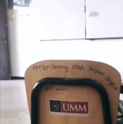 Screenshot protes coret-coret kursi kuliah di UMM yang ramai di medsos (@acaramalang)