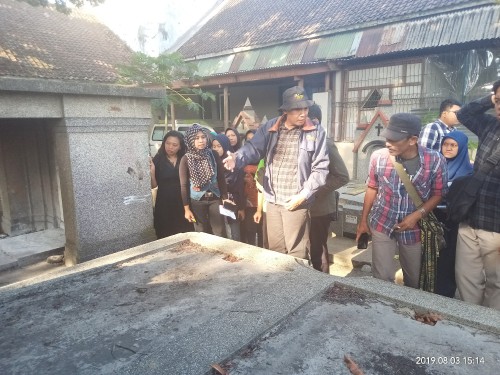 Tim Ahli Cagar Budaya Kota Malang saat melihat salah satu makam di TPU Nasrani Sukun (Anggara Sudiongko/MalangTimes)