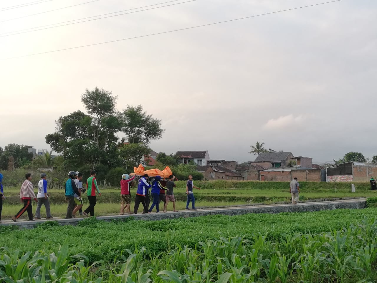 Warga mengerumuni saat petugas mengevakuasi mayat di tengah sawah Dusun Mojorejo, Desa Pendem, Kecamatan Junrejo, Sabtu (3/8/2019). (Foto: istimewa)