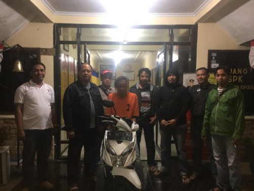 Mohamad Rifandi alias Franki (baju oranye) beserta barang bukti sepeda motor hasil curian saat diamankan polisi (Foto: Humas Polres Malang for MalangTIMES)
