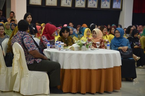 Anne Avantie didampingi Bupati Jember saat bertemu dengan pelaku UMKM dan industri kreatif di Jember (foto : istimewa / JatimTIMES)