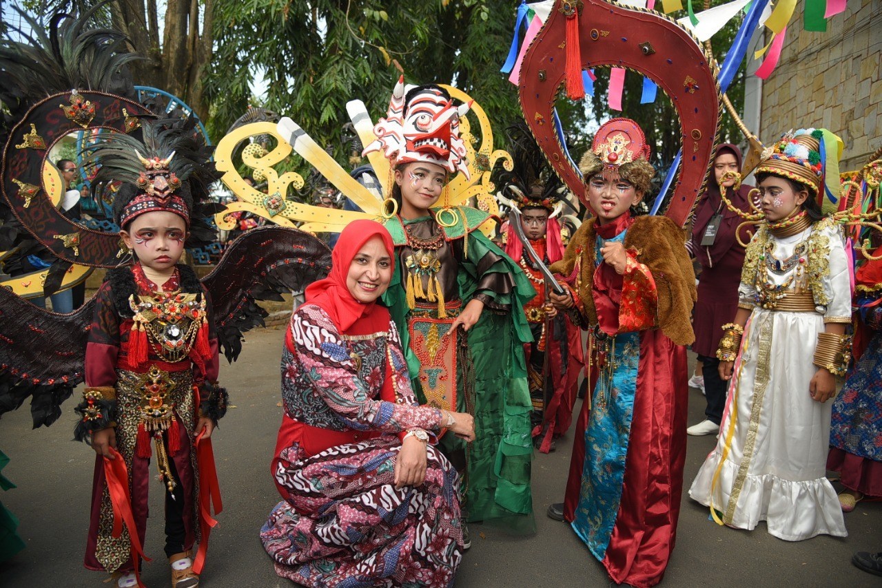 Bupati Jember dr. Hj. Faida MMR saat foto bersama tallent Smile Word JFC (foto : istimewa / Jatim TIMES)