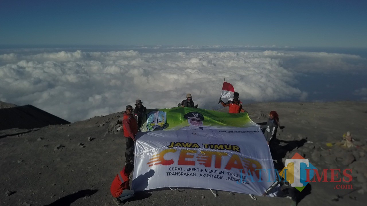 Bendera Jatim CETTAR di puncak Mahameru