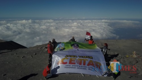 Bendera Jatim CETTAR di puncak Mahameru