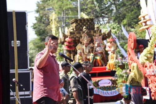 Walikota Kediri Abdullah Abu Bakar saat memberangkatan peserta pawai mobil hias. (eko Arif s /JatimTimes)