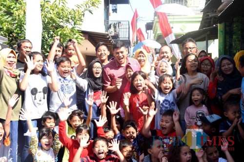 Walikota Kediri Abdullah Abu Bakar (tengah) bersama para anak anak saat berkunjung ke kelurahan Kampung Dalem. (eko Arif s /JatimTimes)