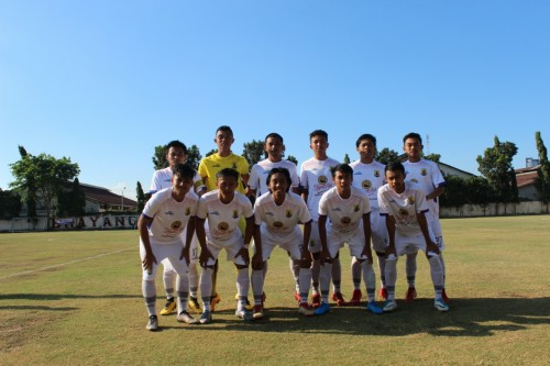 Pemain Persema Malang saat berfoto sebelum menghadapi Putra Jombang (istimewa)