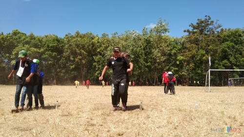 anak - anak saat bermain teklek (foto : Joko Pramono/Jatim Tines)