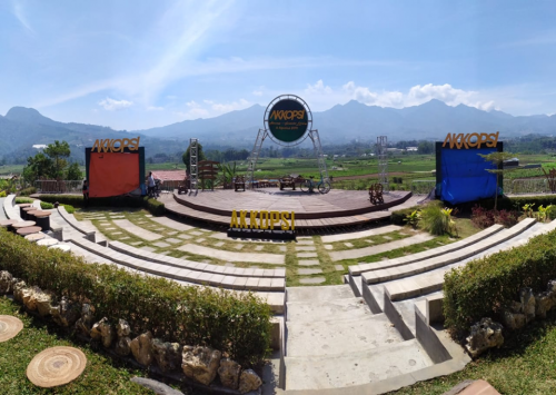 DPKPCK Kabupaten Malang terus persiapkan lokasi acara AHL Akkopsi yang akan digelar di spot terbaik Cafe Sawah Pujon Kidul, yaitu taman budaya dengan amphitheaternya (for MalangTIMES)