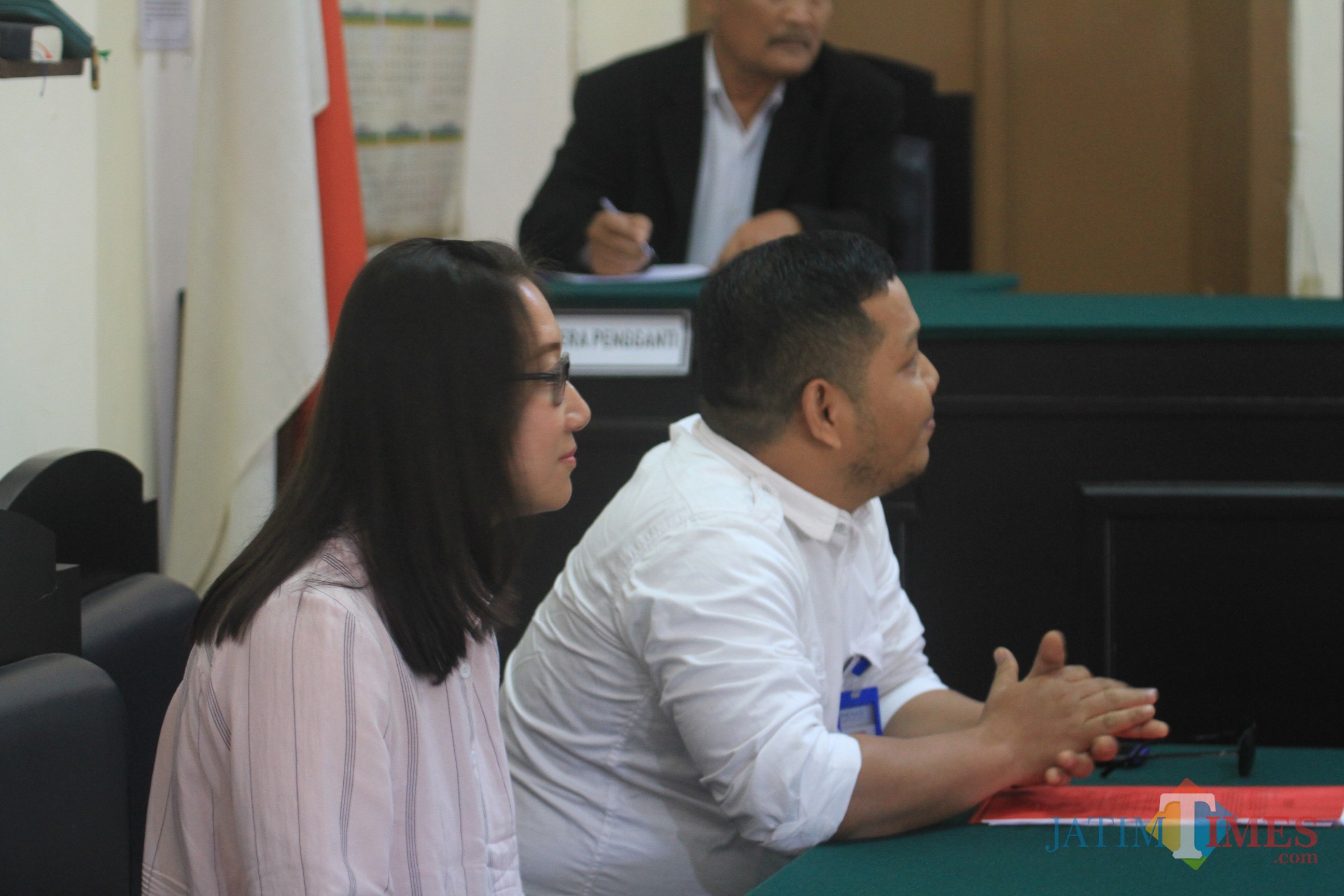 Annete, penggugat ibunya didampingi PH-nya dalam persidangan kasus perdata yang dilaporkannya di PN Probolinggo (Agus Salam/Jatim TIMES)
