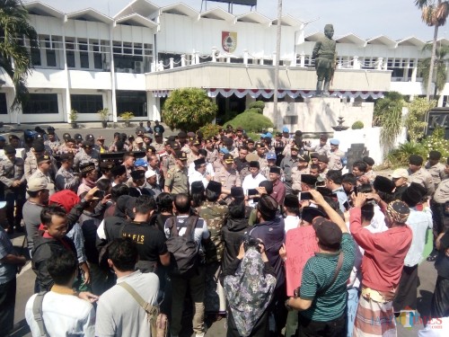 Wakil Bupati Jember Drs KH Abdul Muqit Arief didampingi japolres Jember saat menemui peserta aksi demo JFC. (foto : Moh. Ali Makrus / Jatim TIMES)