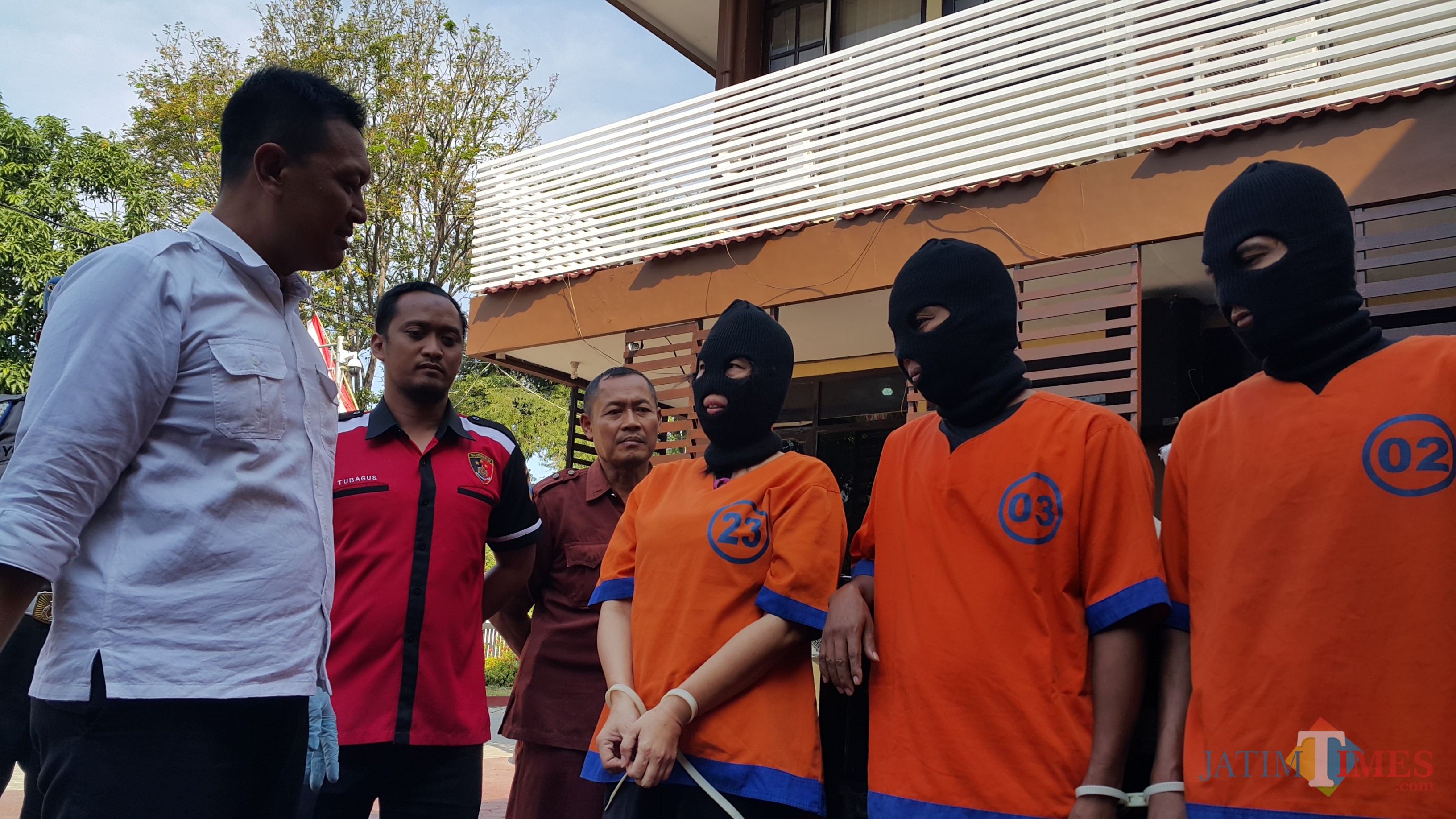 Kanit Reskrim Polresta Probolinggo AKP Nanang Fendi Dwi Susanto menenyai pelaku penggelapan dalam jabatan saat rilis (Agus Salam/Jatim TIMES)