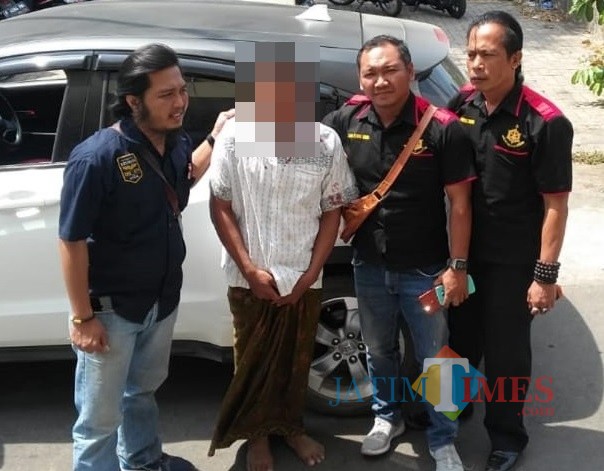 Pelaku Penggandaan Uang Baju Putih sat dibawa ke Polres Situbondo (Foto Heru Hartanto/Situbondo TIMES)