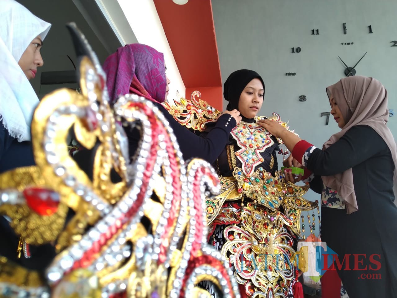 salah satu penyewa sedang memasang kostum (foto : Joko Pramono/JatimTIMES)