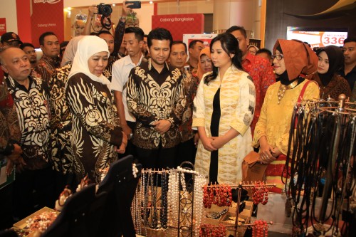 Gubernur Jatim Khofifah Indar Parawansa bersama Wagub Jatim Emil Elistianto Dardak