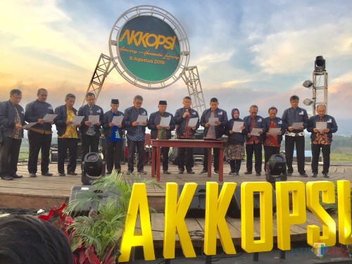Kepala daerah saat membacakan komitmen di Cafe Sawah Desa Pujon Kidul, Kecamatan Pujon, Kabupaten Malang, Kamis (8/8/2019). (Foto: Irsya Richa/MalangTIMES)