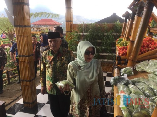 Plt Bupati Malang Sanusi (batik hijau kiri) bersama rombongan saat meninjau sayuran di kawasan Desa Wisata Pujon Kidul (Irsya Richa/MalangTIMES)