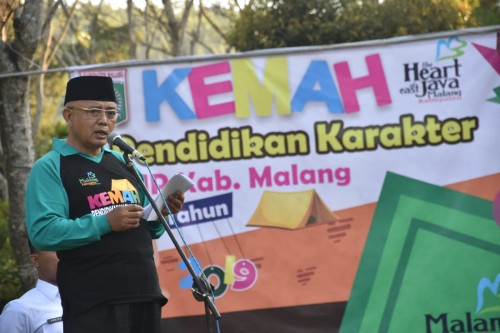 Plt Bupati Malang Sanusi memberikan wejangan kepada 1.000 peserta kemah pendidikan karakter di Coban Rondo, Pujon, (Humas Kab Malang)
