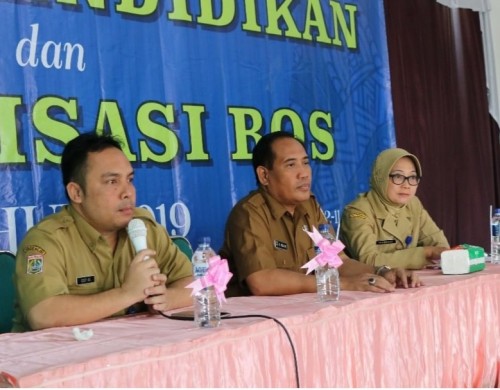 Sekretaris Dinas Pendidikan Kabupaten Malang Puji Hariwati (kanan) bersama Kepala Dinas M. Hidayat. (dok MalangTIMES)