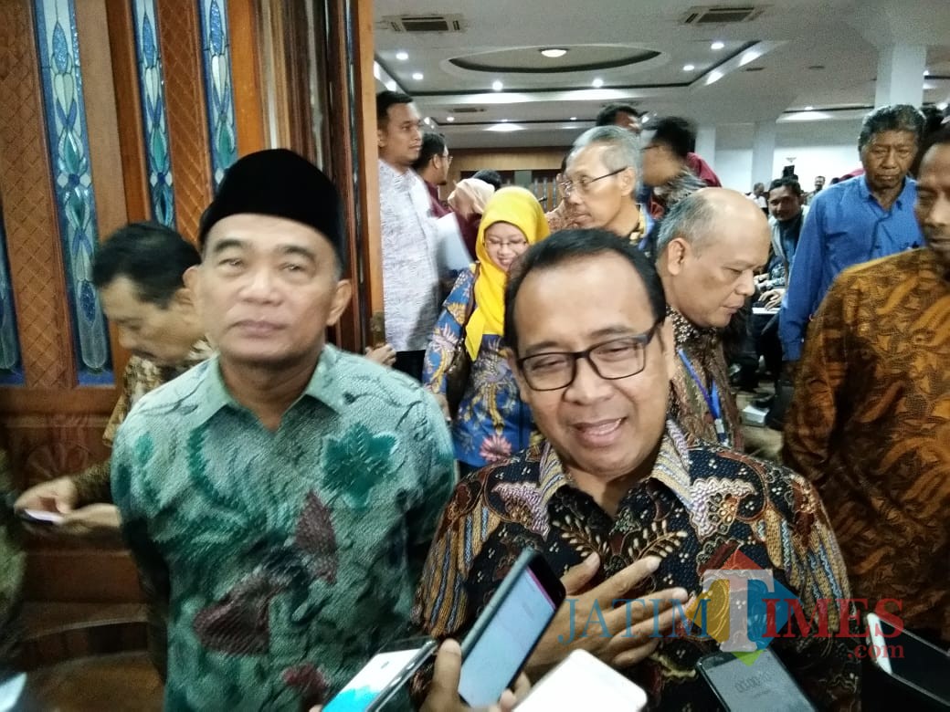 Menteri Sekretaris Negara RI Prof Dr Pratikno MSocSc saat diwawancara awak media. (Foto: Imarotul Izzah/MalangTIMES)