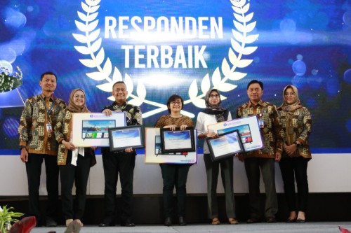 Penyerahan award bagi responden terbaik oleh BI Malang. (Foto: Dokumen MalangTIMES)