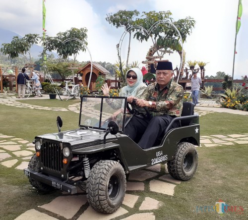 Plt Bupati Malang Sunasi (kanan) bersama istrinya saat menjajal mobil jeep mini di area The Road 78 Pujon Kidul (Arifina Cahyanti Firdausi/MalangTIMES)