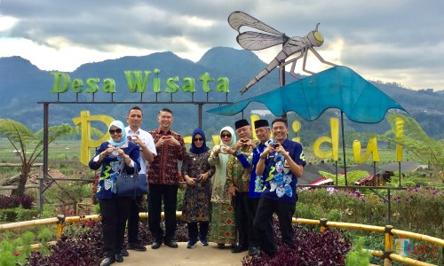 Wali Kota/Bupati saat swafoto di area Cafe Sawah, Desa Pujon Kidul, Kecamatan Pujon, Kabupaten Malang, Kamis (8/8/2019). (Foto: Irsya Richa/MalangTIMES)