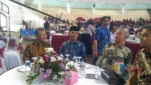 (urutan ke-2 dari kiri, batik biru) Mendikbud RI, Prof Dr Muhajir Effendy MAP. (Foto: Imarotul Izzah/MalangTIMES)