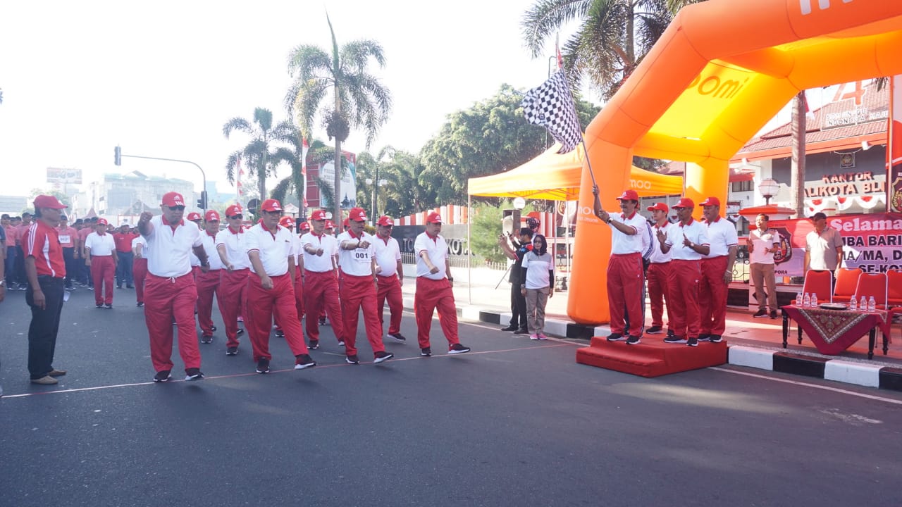 Sekda Rudi Wijanarko memberangkatkan peserta jalan sehat tingkat instansi