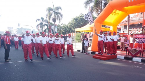 Sekda Rudi Wijanarko memberangkatkan peserta jalan sehat tingkat instansi