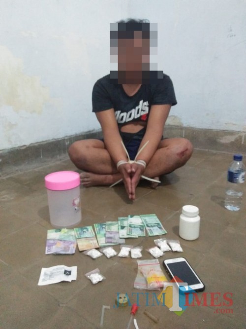 Pelaku saat berada di ruang pemeriksaan Polres Situbondo. (Sony Haryono / Situbondo TIMES)