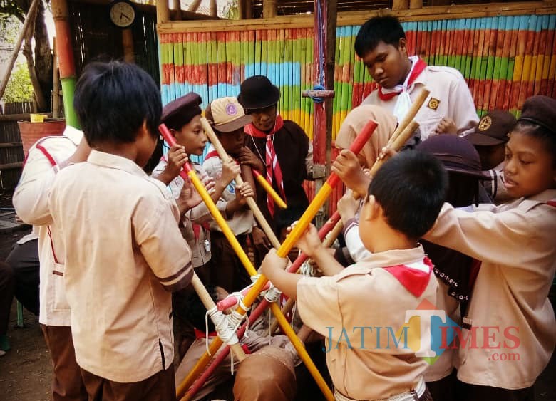 Kegiatan Pramuka siswa SD SAInS Situbondo Jatim (Foto: Heru Hartanto/SitubondoTIMES)