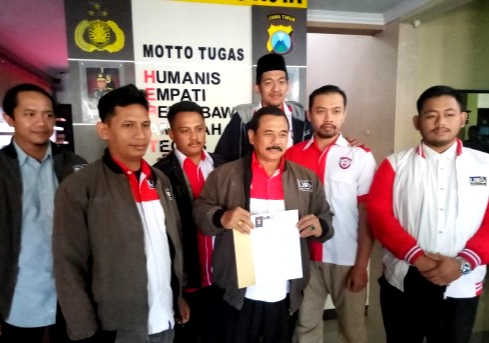 Zuhdy Achmadi Bupati Lumbung Informasi Rakyat (LiRa) Malang (tengah, pegang kertas) saat membawa pengaduan masyarakat terkait pelayanan air bersih di Kabupaten Malang belum lama ini (Foto : Istimewa)