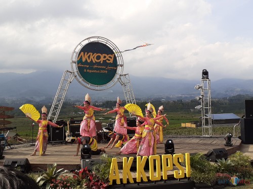 Penampilan Tari Pesona Malang dari Paguyuban Joko Roro Kabupaten Malang dalam gelaran AKKOPSI 2019, di Desa Pujon Kidul (Arifina Cahyanti Firdausi/MalangTIMES)